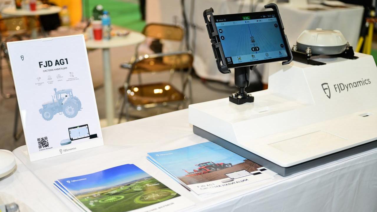 The FJD AG1 Guidance System integrates various positioning technologies (PPP, RTK, SBAS), offering precise location accuracy of up to 2.5cm for manual steering and assisting users in staying on the planned path.