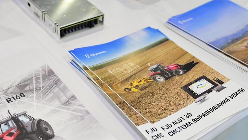 FJD AL01 3D Land Leveling System utilizes GNSS & RTK high-precision positioning technology to provide comprehensive solutions for farmland leveling and terrain planning.