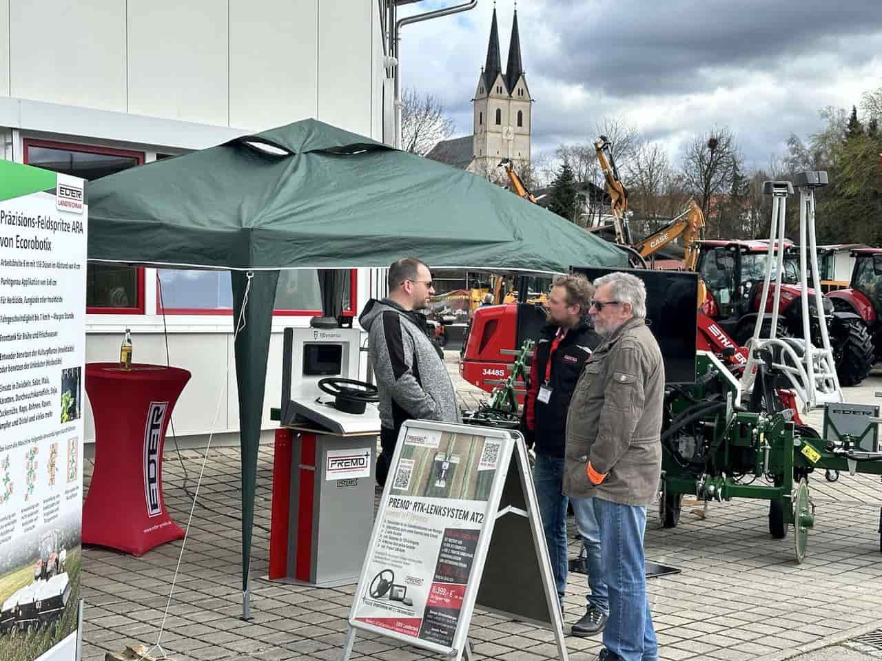 Matthias consulted with the FJD distributor about AT2 at the trade fair Matthias consulted with the FJD distributor about AT2 at the trade fair