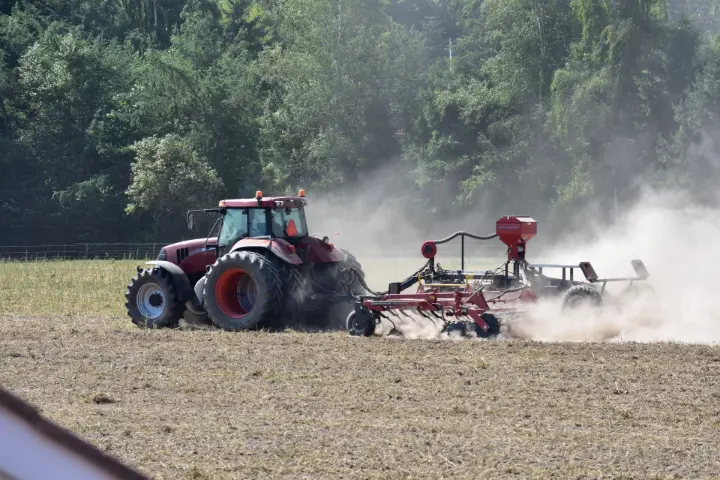 sowing-tractor-in-the-field.