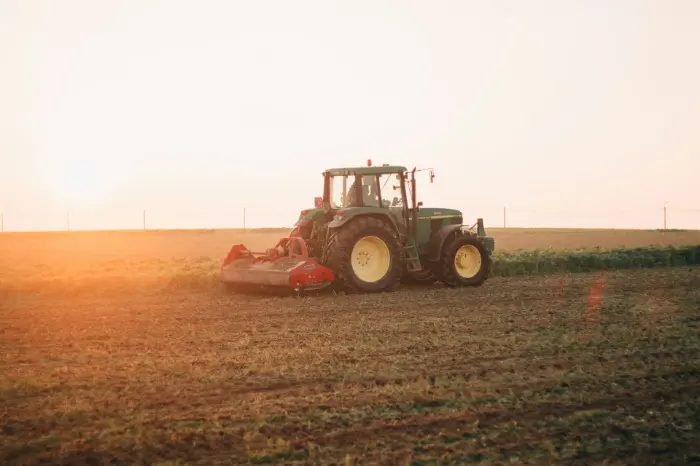 内容由 AI 生成  为这张图撰写英文alt tag，七个单词以内 Farm machinery auto - steer system.  为这张图撰写英文alt tag，七个单词以内 Tractor working at sunset